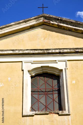 rose window  italy  lombardy     in  the abbiate      closed bri photo