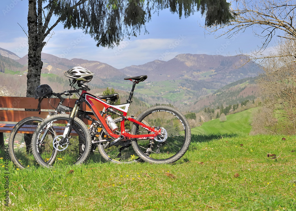 vélos posés près d'un banc en montagne