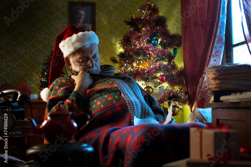 Canvastavla Santa Claus napping on his armchair