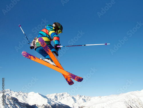 Junger Skifahrer springt photo