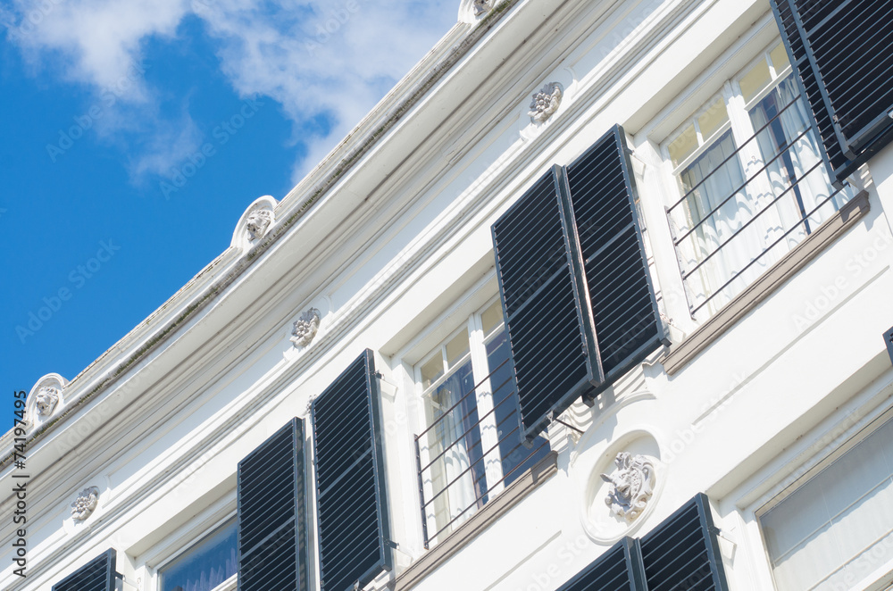 Obraz premium white house with blinds