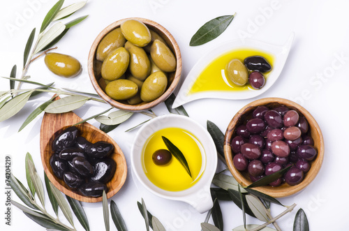 olio di oliva e olive assortite photo