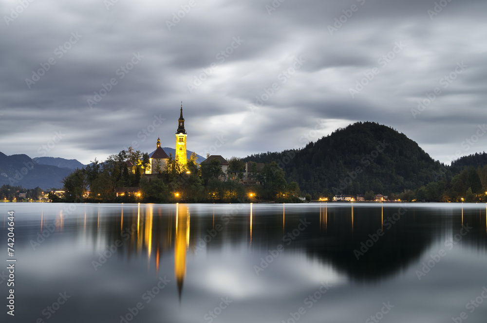 	Wczesny świt nad jeziorem Bled,Słowenia