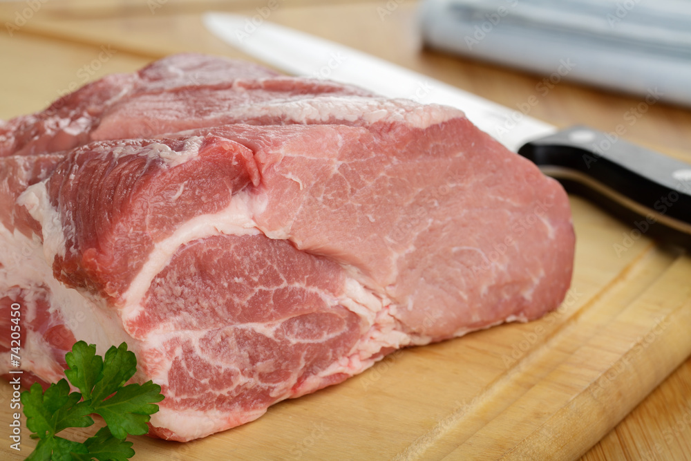 Frischer Schweinenacken auf Holzbrett Frischer Schweinenacken auf Holzbrett