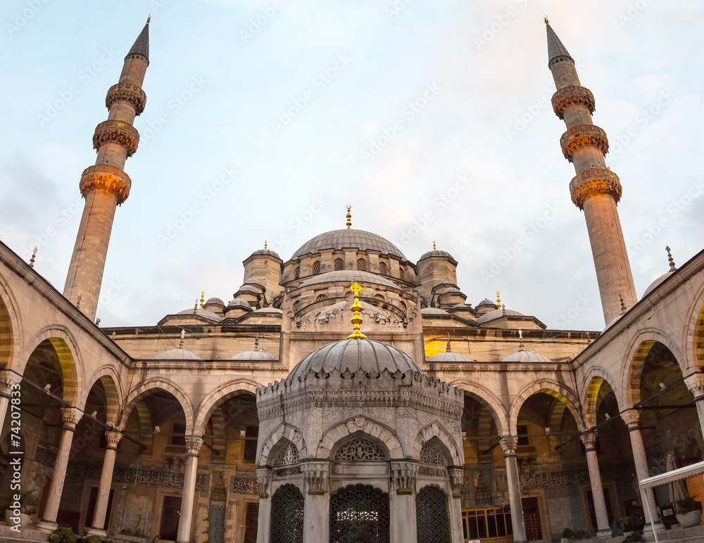 Obraz premium The New Mosque Yeni Valide Camii, interior architecture in