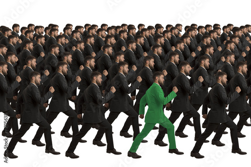 Marschierende Klone mit grünem Individuum photo