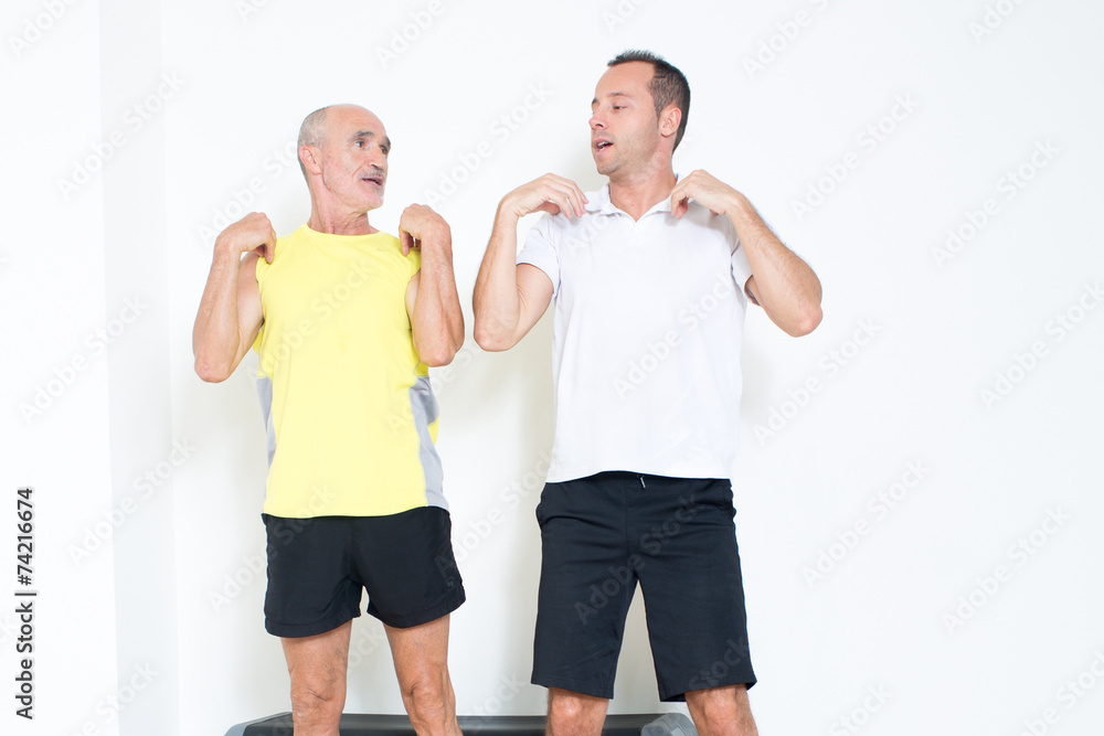 Trainer hilft Rentner beim Training Trainer hilft Rentner beim Training