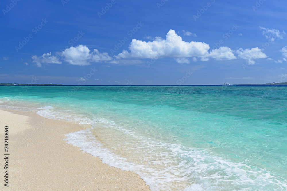 南国沖縄の綺麗な珊瑚の海と夏空