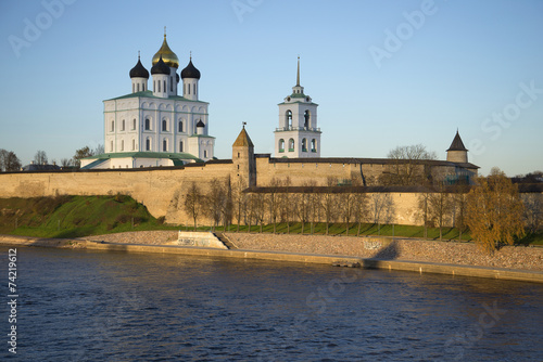Троицкий собор в Псковском кремле октябрьским вечером