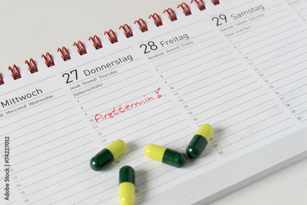 Notiz im Kalender für Arzttermin Pillen Stock-Foto  Adobe Stock