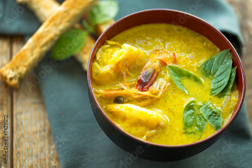 Délicieuse soupe au curry et gambas