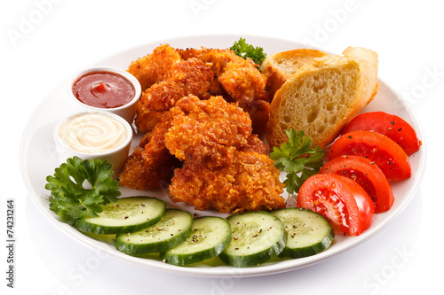 Grilled chicken nuggets and vegetables