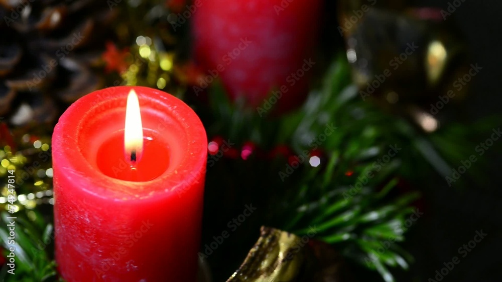 Adventskranz mit brennenden Kerzen Adventskranz mit brennenden Kerzen