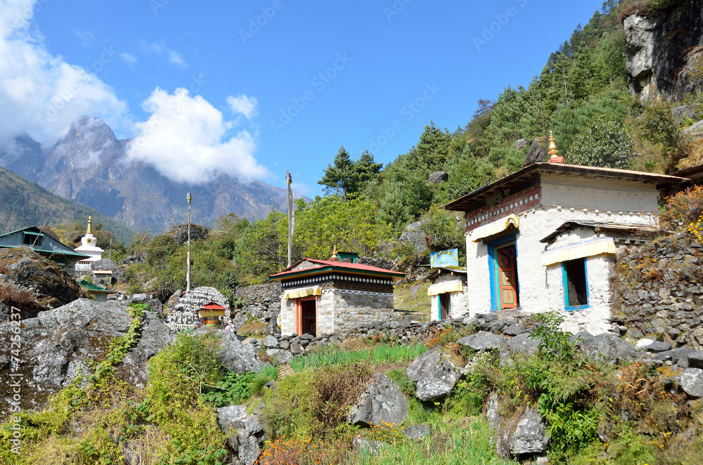 Непал, Гималаи, долина Кхумбу. Атрибуты буддизма