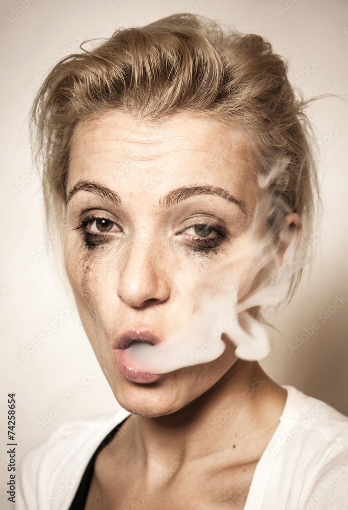 Obraz premium Smoking woman