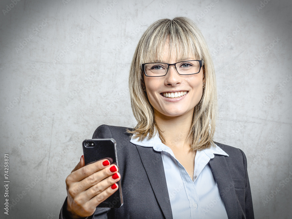 Blonde Frau telefoniert