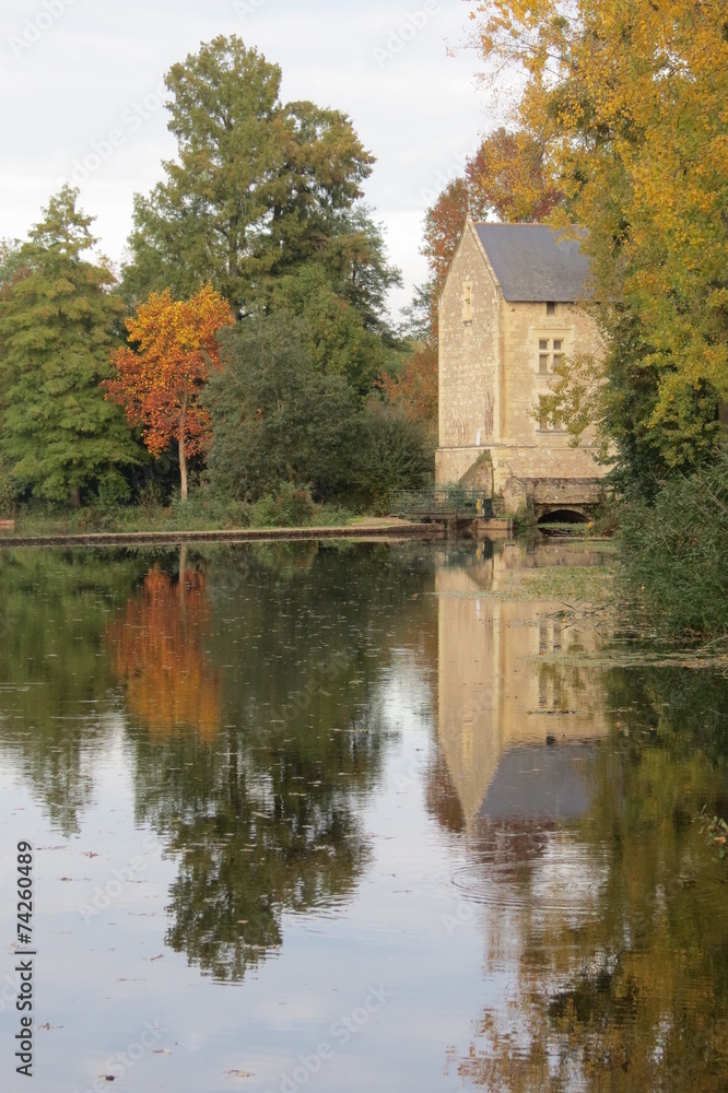 Maine-et-Loire - Montreuil-Bellay - Reflets sur l'eau