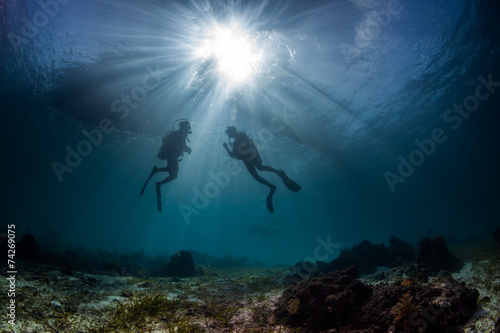 scuba divers start a dive
