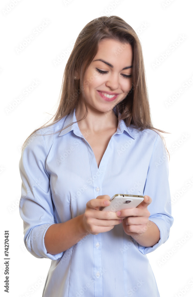 Frau mit langen braunen Haaren schreibt SMS Frau mit langen braunen Haaren schreibt SMS