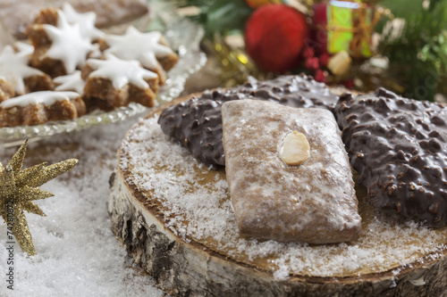 Elisenlebkuchen eckig mit Plätzchen auf Holzbrett