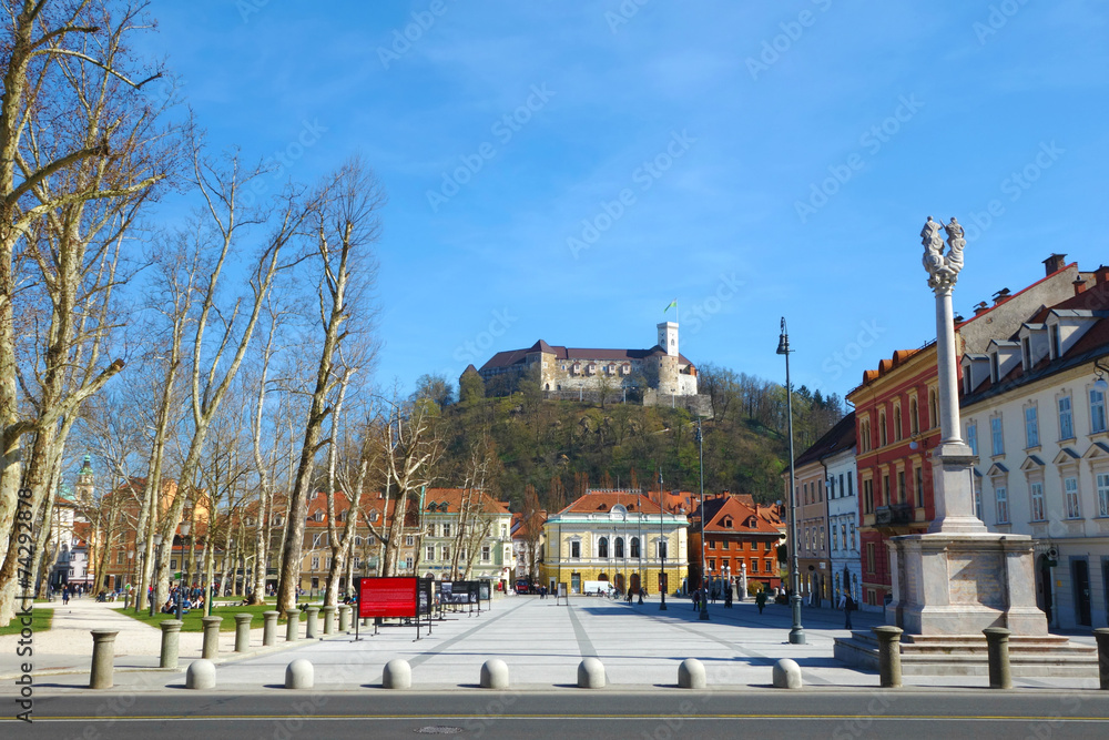 Obraz premium Ljubljana, castle and Congress square (kongresni trg)