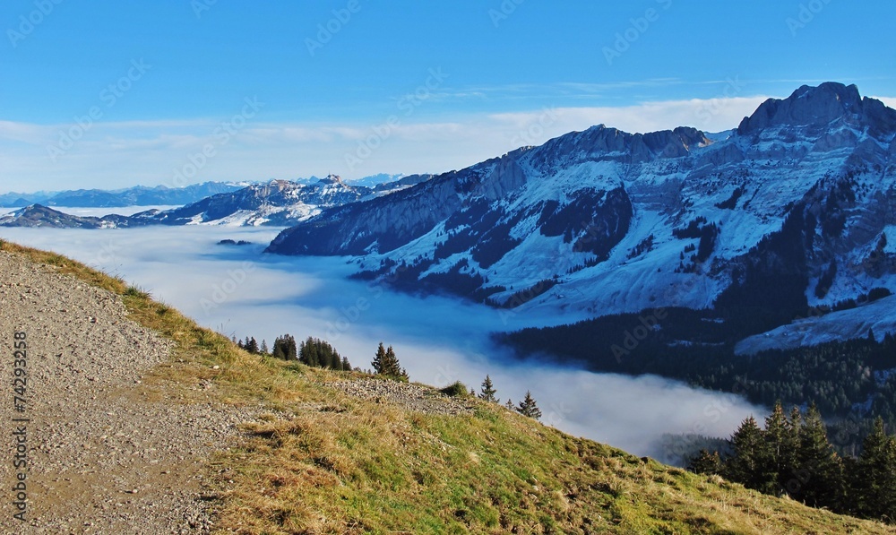 Bergwandern über der Nebeldecke