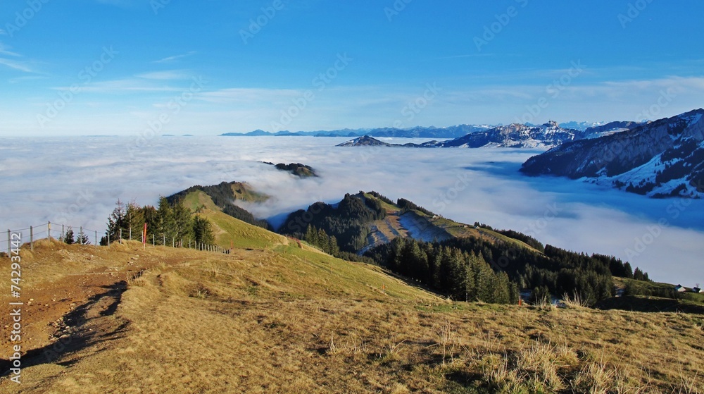 Bergwandern über der Nebeldecke Bergwandern über der Nebeldecke