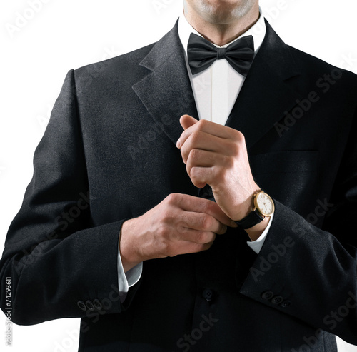 Fotografija man in tuxedo puts on watch