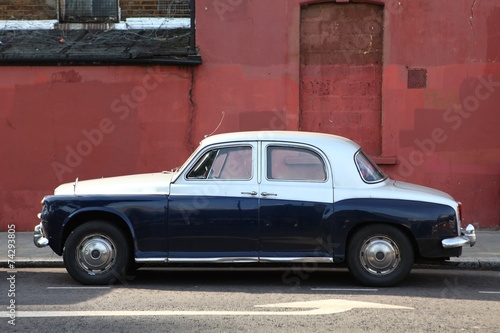 Automobile ancienne dans la rue © Stephane Bonnel