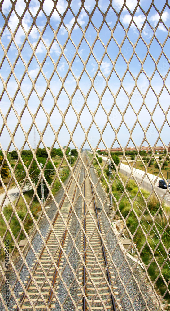 Vías del tren tras la alambrada, Cubelles Vías del tren tras la alambrada, Cubelles
