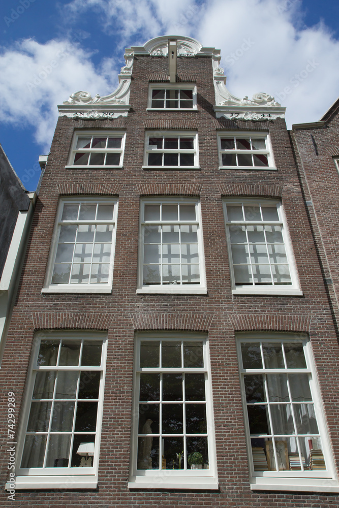 Old residential house. (The Begijnhof in Amsterdam) Old residential house. (The Begijnhof in Amsterdam)