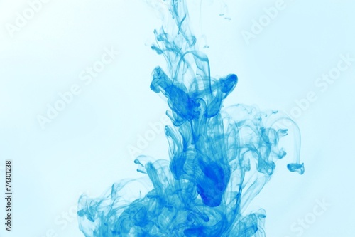 Farb Nebel im Wasser, Farbennebel blau
