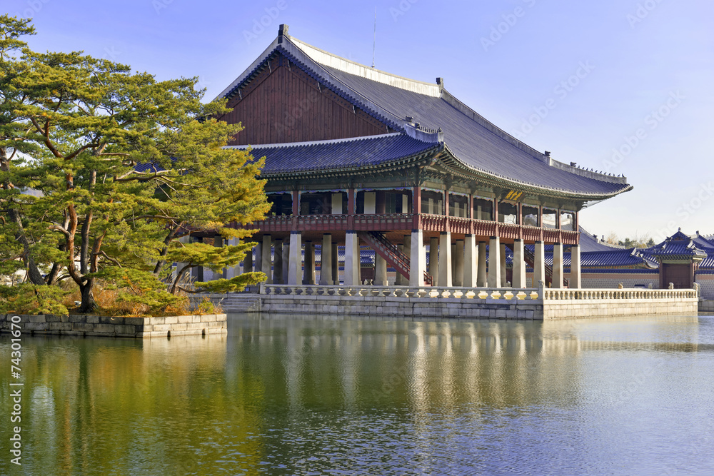 Fototapeta premium Gyeonghoeru Pavilion, Gyeongbokgung Palace, Seoul Korea