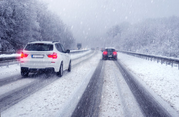 Sicher fahren im Winter bei verschneiter Fahrbahn