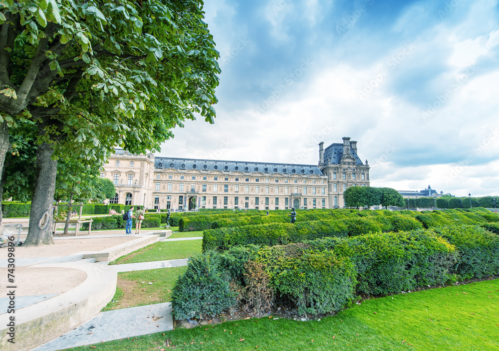 Obraz premium PARIS - JUNE 15, 2014: Tourists in Tuileries Gardens on a summer