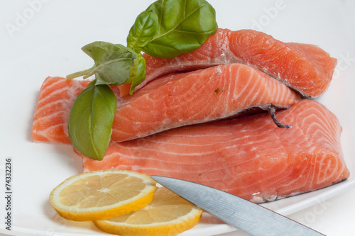 Tranches de filets de saumon dans une assiette blanche photo