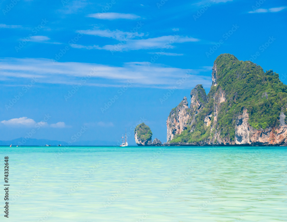 Fototapeta premium High Cliff Tranquil Bay