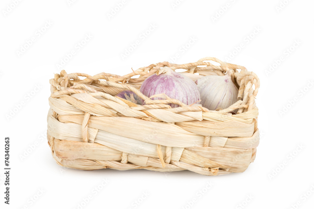 Obraz premium Organic garlic in a small basket