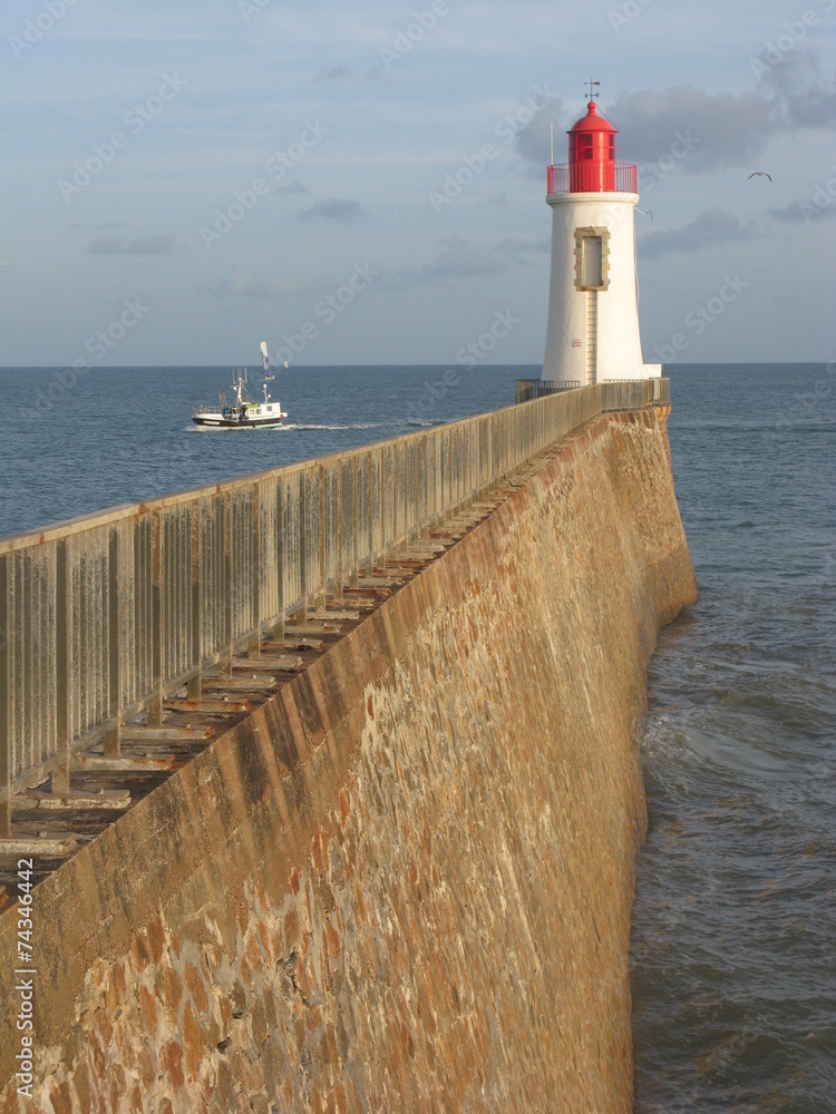 Jetée St-Nicolas à la Chaume, Sables-d'Olonne : phare rouge et bateau de pêche