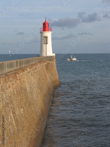Retour d'un bateau de pêche en face de la Grande Jetée des Sables-d'Olonne (phare rouge)