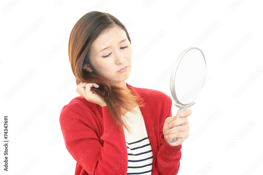 困った表情の女性