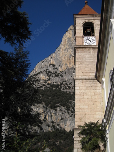 campanile e montagna photo