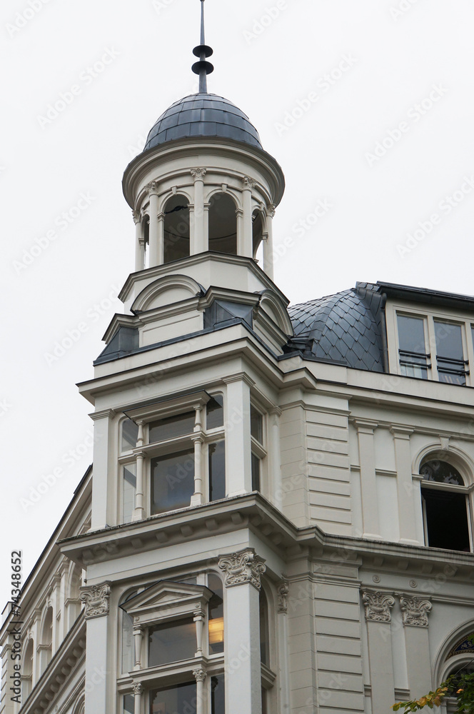 Gebäude mit Turm