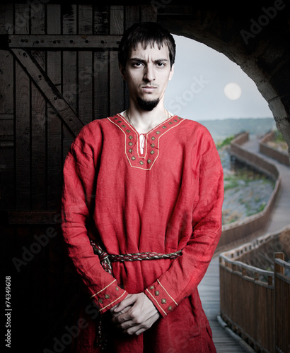 Φωτογραφία an ancient Bulgarian peasant in front of castle gate