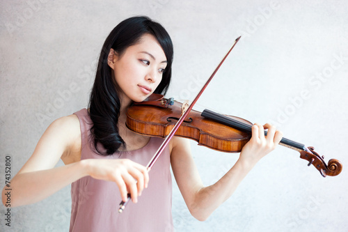 ヴァイオリンを弾く女性