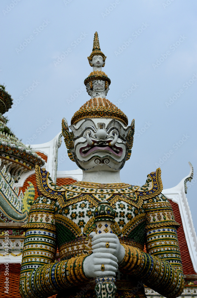 Fototapeta premium Stand Giant statue