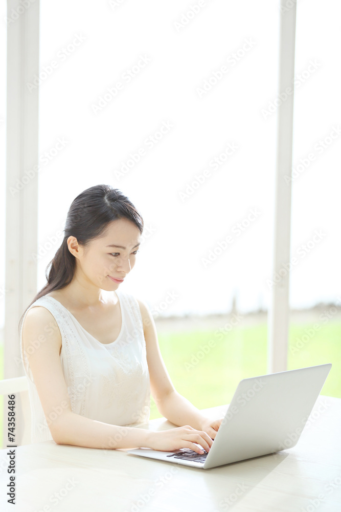 ノートパソコン・若い女性 ノートパソコン・若い女性