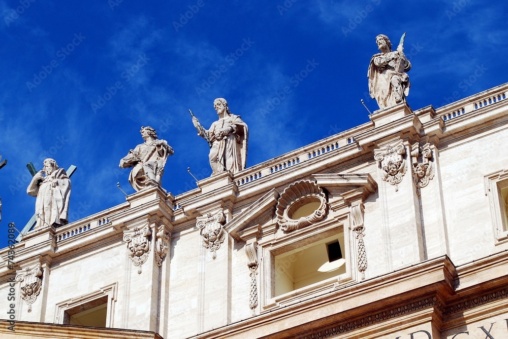 Obraz premium Sculptures on the facade of Vatican city works