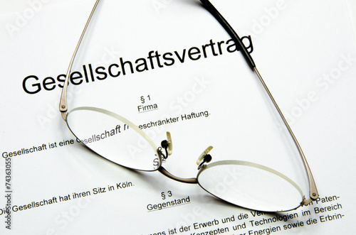 Gesellschaftsvertrag mit Brille