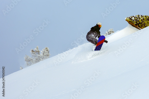 Snowboarder doing a toe side carve